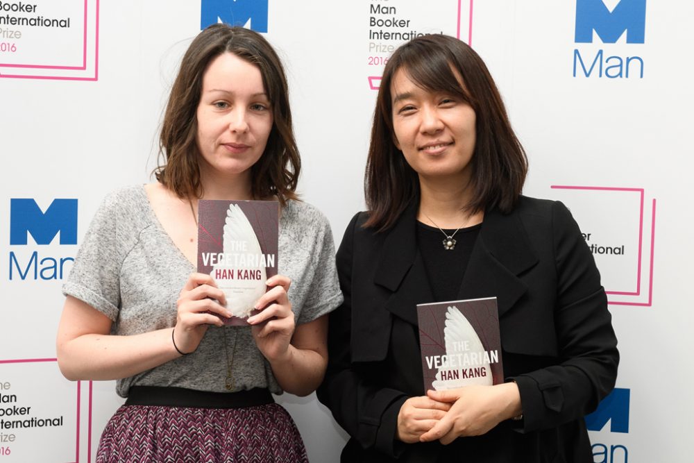 Han Kang (r.) und Übersetzerin Deborah Smith in London (15.5.)