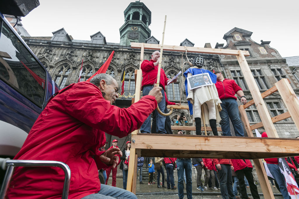 Symbolische Protestaktion in Mons: Charles-Michel-Puppe wird gehängt