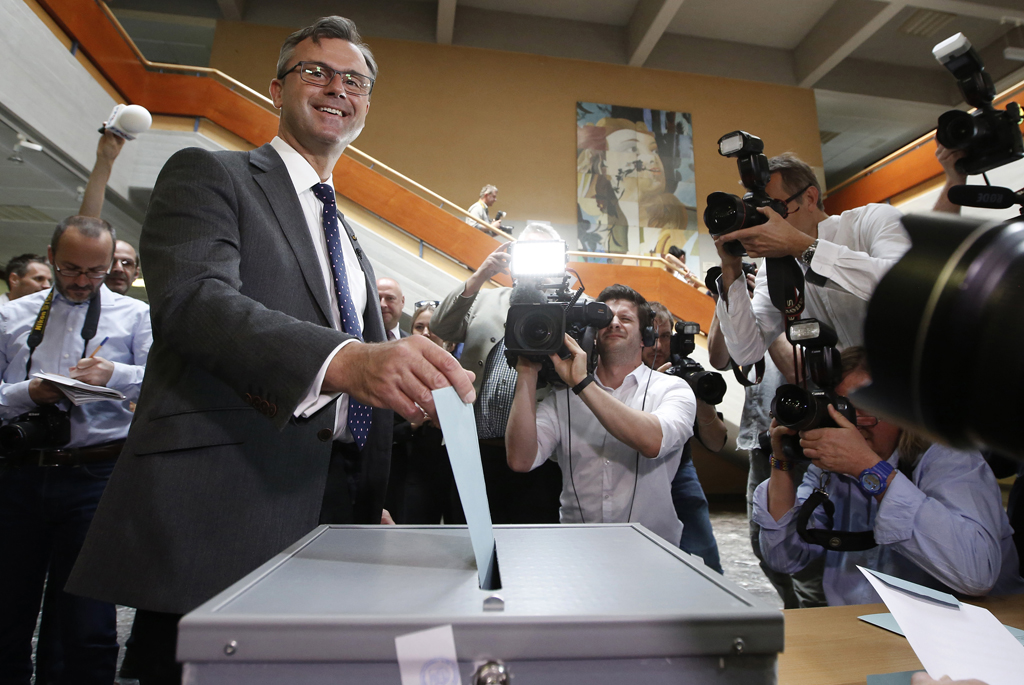 Präsidentschaftskandidat Norbert Hofer bei seiner Stimmabgabe in Pinkafeld