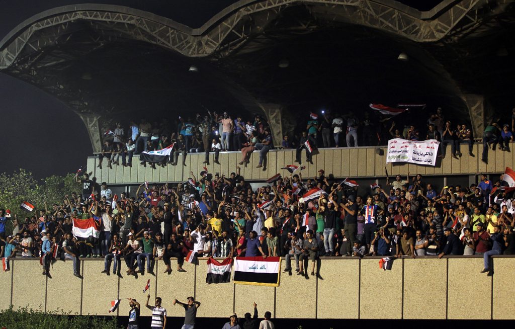 Hunderte Menschen stürmen das Parlament in Bagdad (30.4.)