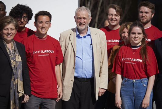 Labour-Chef Jeremy Corbyn am 3.5.2016 mit Anhängern