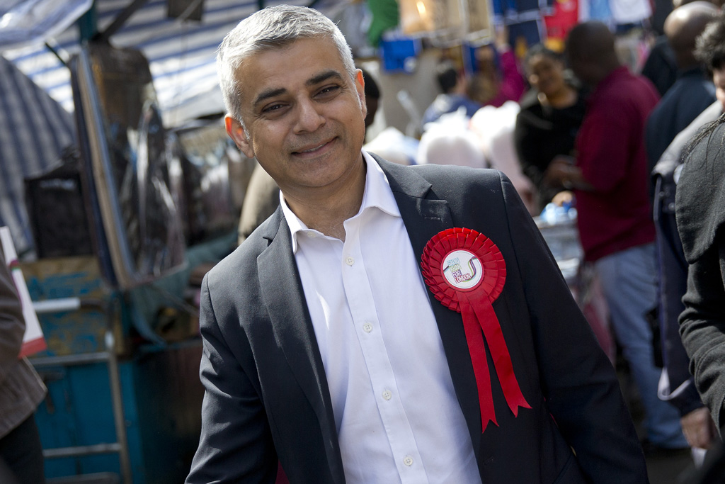 Labour-Kandidat Sadiq Khan auf dem Markt in London (4.5.)