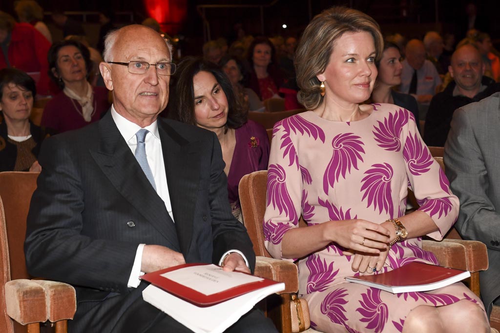 Königin Elisabeth Wettstreit-Direktor Baron Jan Huyghebaert und Königin Mathilde bei der Eröffnung des "Concours"