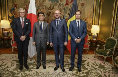 Kris Peeters, Shinzo Abe, Charles Michel und Alexander De Croo am 3.5. in Brüssel