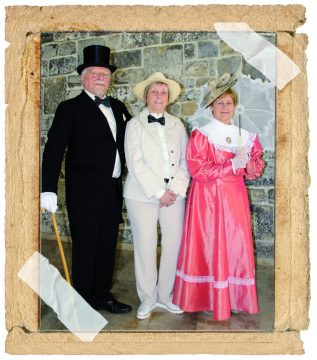 Als Oberbürgermeister Mooren und als Fabrikantenehepaar Wetzlar verkleidete Gästeführer