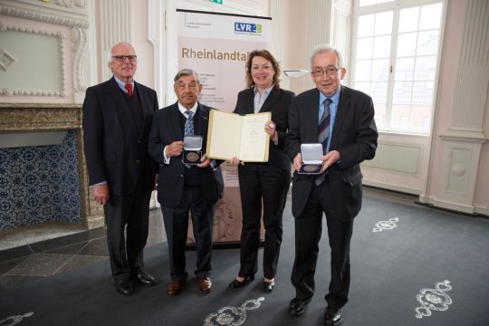 Rheinlandtaler-Verleihung: Dr. Norbert Kühn - LVR Presse- und Öffentlichkeit, Preisträger Victor Neels, Anne Henk-Hollstein - Stellvertretende Vorsitzende der Landschaftsversammlung Rheinland, Preisträger Prof. Dr. Guillaume van Gemert (vlnr)