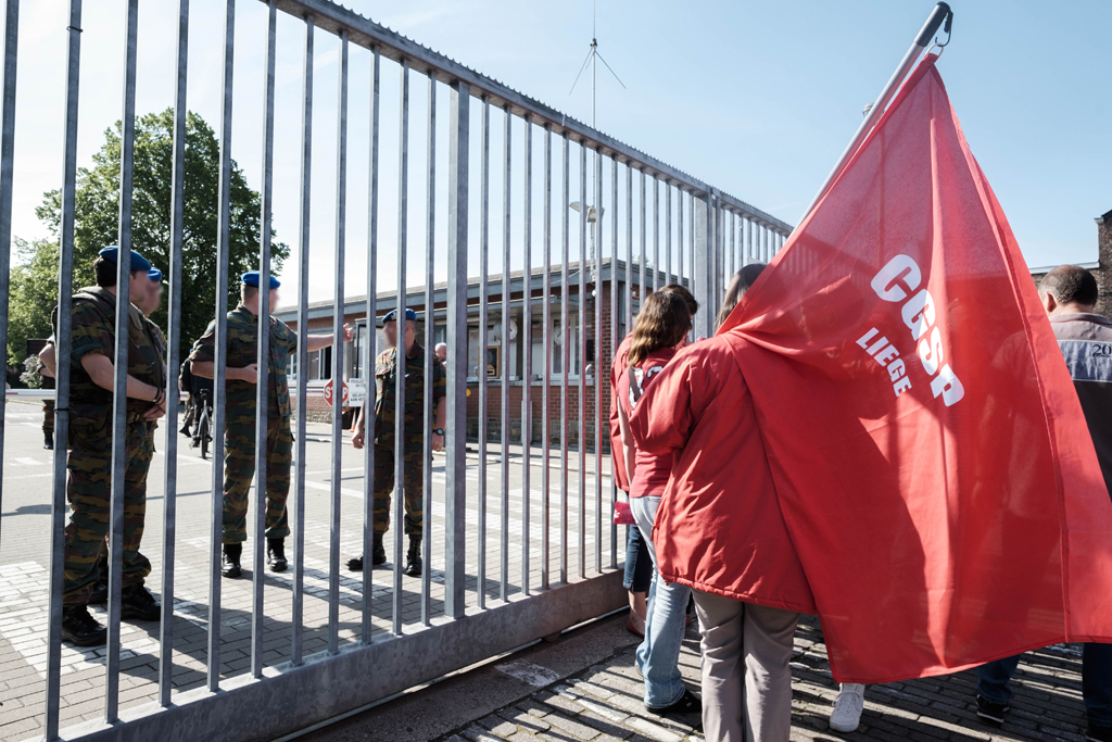 Protest vor dem Gefängnis von Lantin gegen die Armeepräsenz (11.5.)