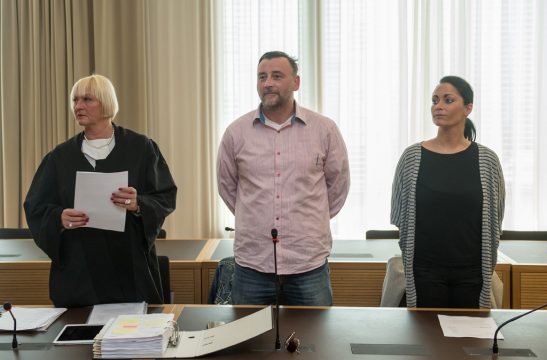Lutz Bachmann mit sdeiner Anwältin Katja Reichel (l.) und seiner Vicky Bachmann am 3.5. vor Gericht
