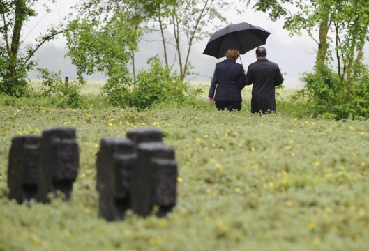 Merkel und Hollande auf dem deutschen Soldatenfriedhof Consenvoye