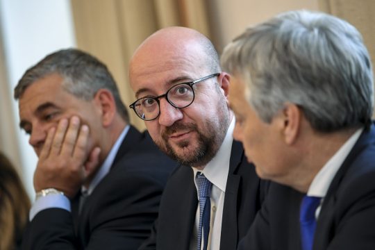 Premier Charles Michel mit Verteidigungsminister Steven Vandeput (l.) und Außenminister Didier Reynders in Brüssel