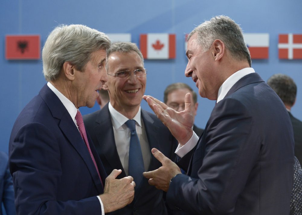 Montenegros Premier Milo Dukanovic mit US-Außenminister John Kerry und Nato-Generalsekretär Jens Stoltenberg in Brüssel