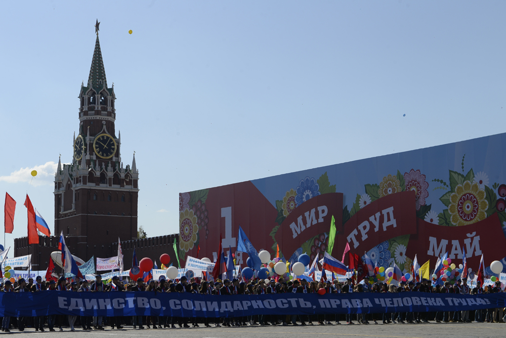 Zehntausende bei Mai-Parade in Moskau