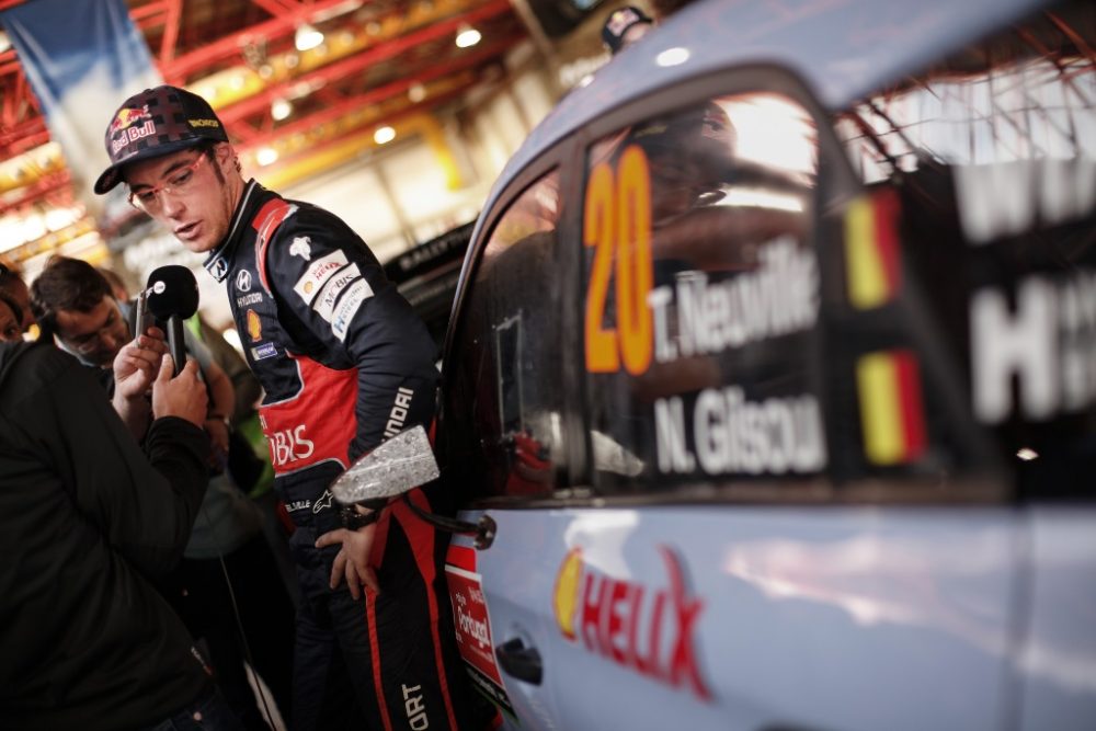 Thierry Neuville im Servicepark der Rallye Portugal