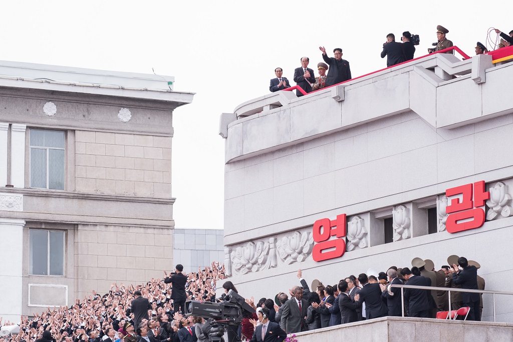 Nordkoreas Machthaber Kim Jong Un (oben) begrüßt die Menge von einem Balkon aus (10.5.2016)