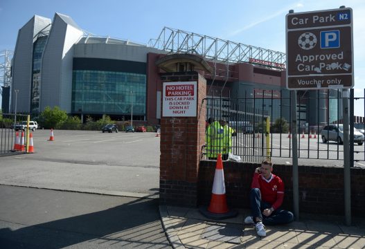 Manchester-Fan vor dem geräumten Old-Trafford-Stadion (15.5.2016)