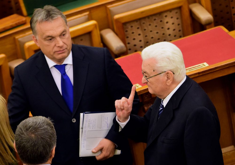 Premierminister Viktor Orban und Peter Boross am 25. April im ungarischen Parlament