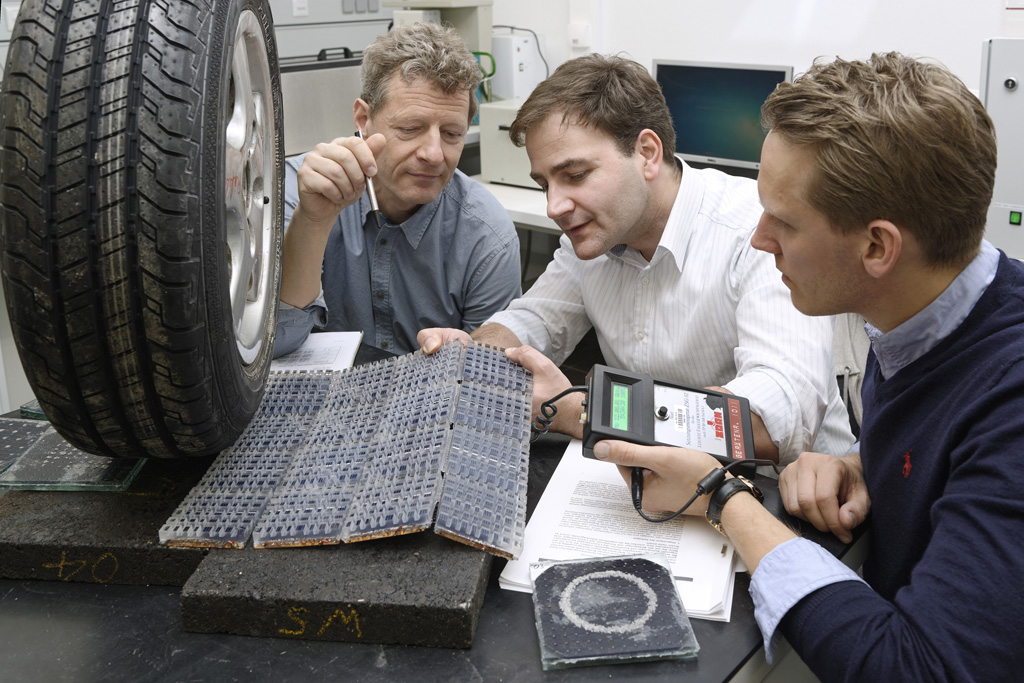 Donald Müller-Judex (Solmove GmbH), RWTH-Professor Markus Oeser und Diplomingenieur Lukas Renken (RWTH) wollen Photovoltaikzellen in die Oberfläche von Straßen integrieren