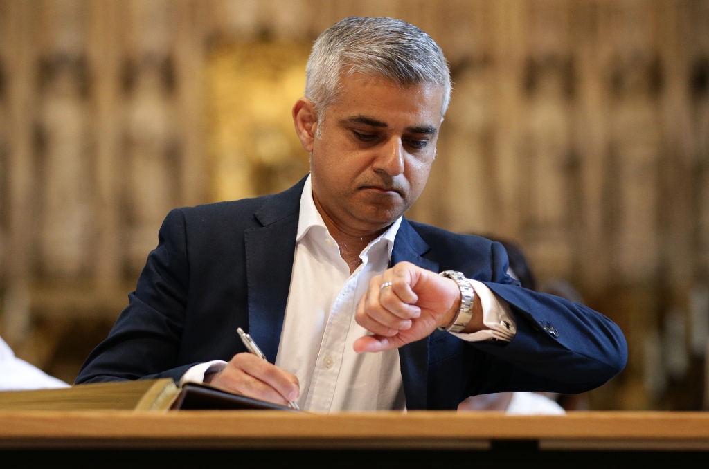 Sadiq Khan überprüft die Uhrzeit bei der Unterzeichnung der Vereidigungsdokumente als Londons Bürgermeister (7.5.2016)