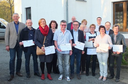 Scheckübergabe des Schwimm-Marathons 2016: die Präsidenten der Lions Clubs Eupen und St. Vith mit Vertretern der gemeinnützigen Organisationen