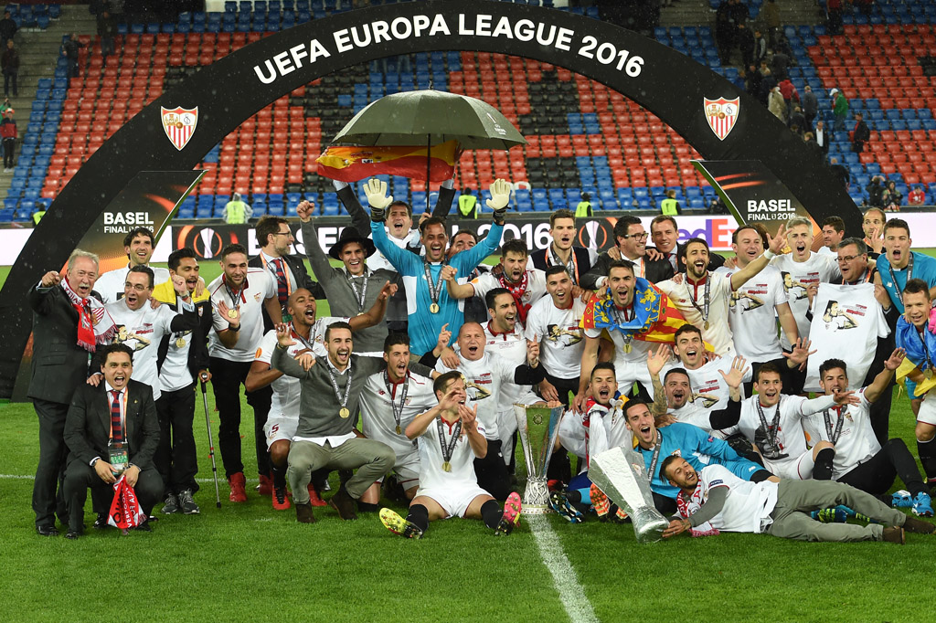 Das Team des FC Sevilla mit dem Europa-League-Pokal