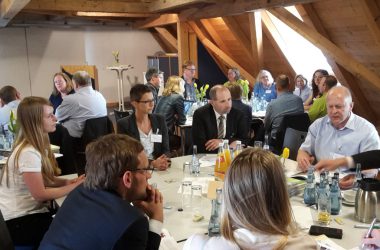 Wie funktioniert konkreter Bürgerdialog vor Ort? Die Mitglieder der DG-Delegation an den Tischen im Bürgerhaus "Alte Kelter" in Herrenberg