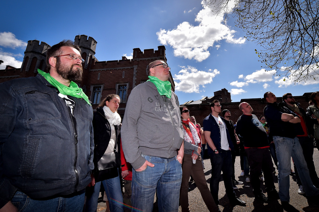 Gefängniswärter vor der Haftanstalt von Tournai (3.5.)