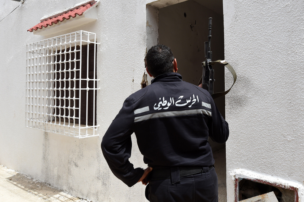 Tunesischer Polizist vor dem Haus, in dem die Behörden Terroristen vermuteten (11.5.)