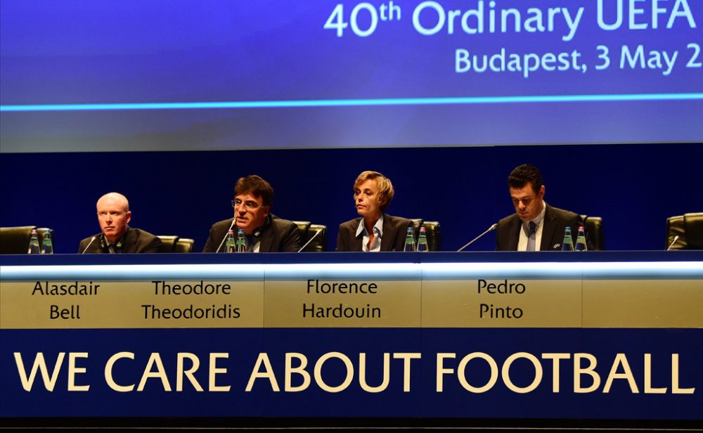 Einige Delegierte des UEFA-Kongresses am 3.5. in Budapest