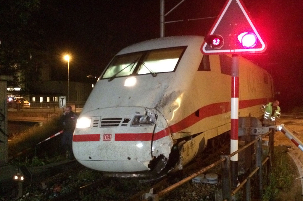 Zug kracht in Reisebus: 17 Verletzte in der Schweiz