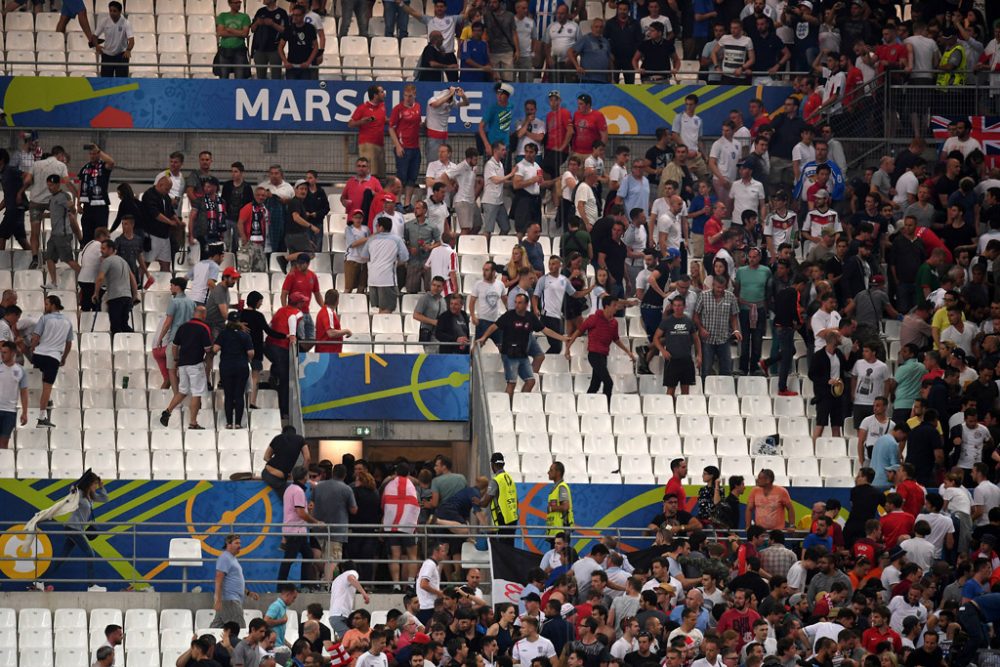Nach Ausschreitungen beim Spiel England - Russland: Zuschauer verlassen das Stadion in Marseille (11.6.2016)