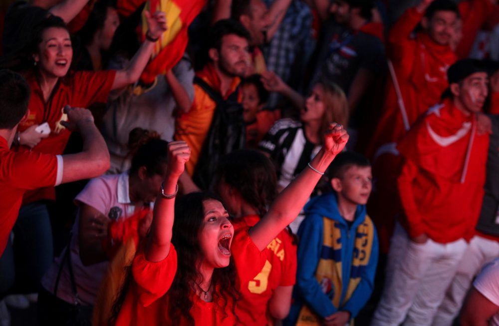 Spanische Fans feiern ihre Mannschaft in der Kanzone von Nizza