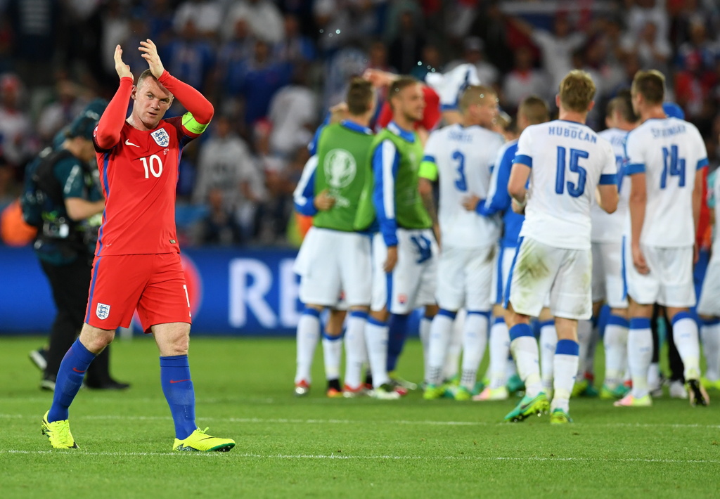 Wayne Rooney dankt den fantastischen englischen Fans in Saint-Etienne