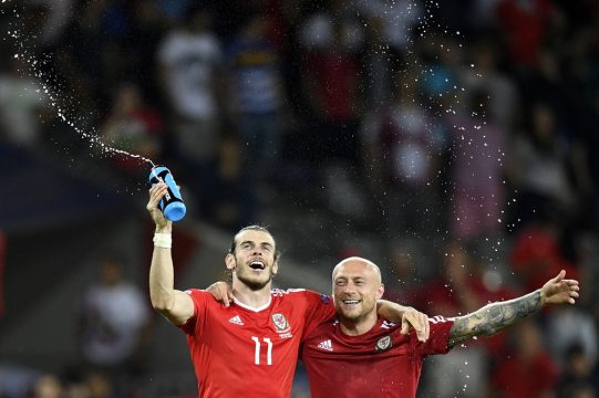 Gareth Bale (links) feiert mit dem Teamkollegen David Cotterill die kleine Sensation