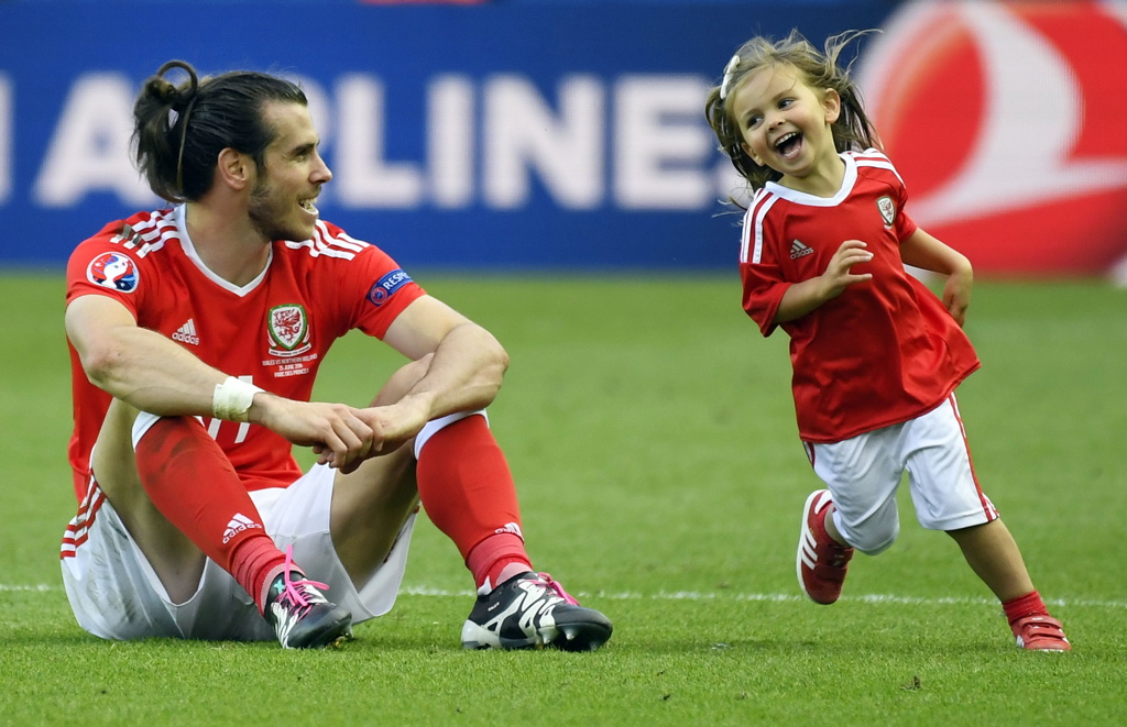 Superstar Gareth Bale feierte nach dem Spiel mit seiner Tochter den Sieg gegen Nord-Irland