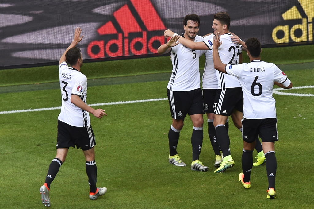 Jonas Hector, Mats Hummels, Mario Gomez und Sami Khedira feiern Julian Draxler nach seinem 3-0