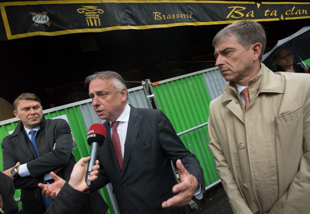 Denis Ducarme (MR), Patrick Dewael (Open Vld) und Servais Verherstraeten (CD&V) vor dem Pariser Konzertsaal Bataclan (20.6.)