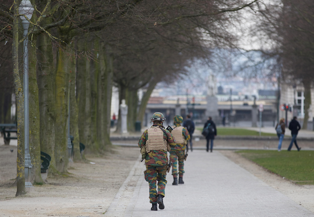 Soldaten patrouillieren im Parc de Bruxelles (22.6.)