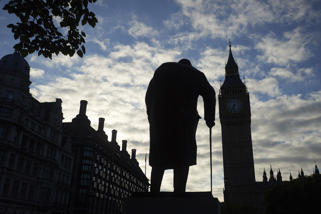 Winston-Churchill-Statue vor dem Big Ben in London