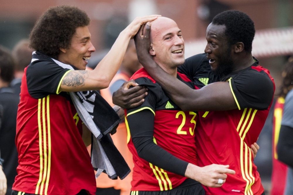 Erstes Tor für die Roten Teufel: Laurent Ciman lässt sich von Axel Witsel (l.) und Romelu Lukaku feiern