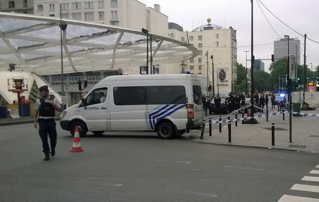 Nach Bombenalarm: Polizei vor dem Einkaufszentrum City 2 in Brüssel (21.6.2016)