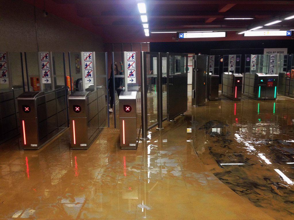 Unwetter im Großraum Brüssel: Metrostation "Delta" steht unter Wasser (7.6.2016)