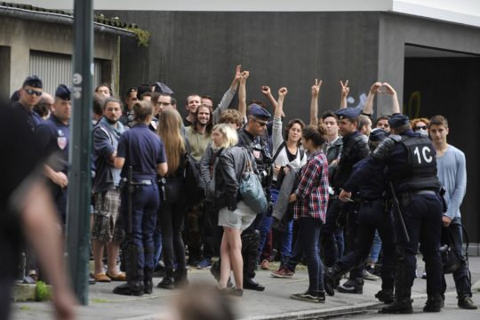 Französche Polizisten halten Protestierer in Rennes zurück