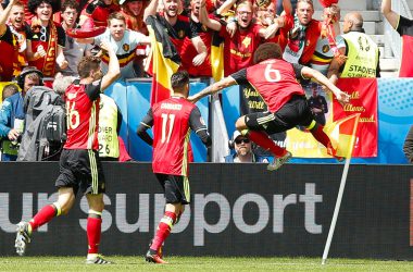 Belgien-Irland: Freudensprung von Axel Witsel (r.) nach dem 2:0-Treffer