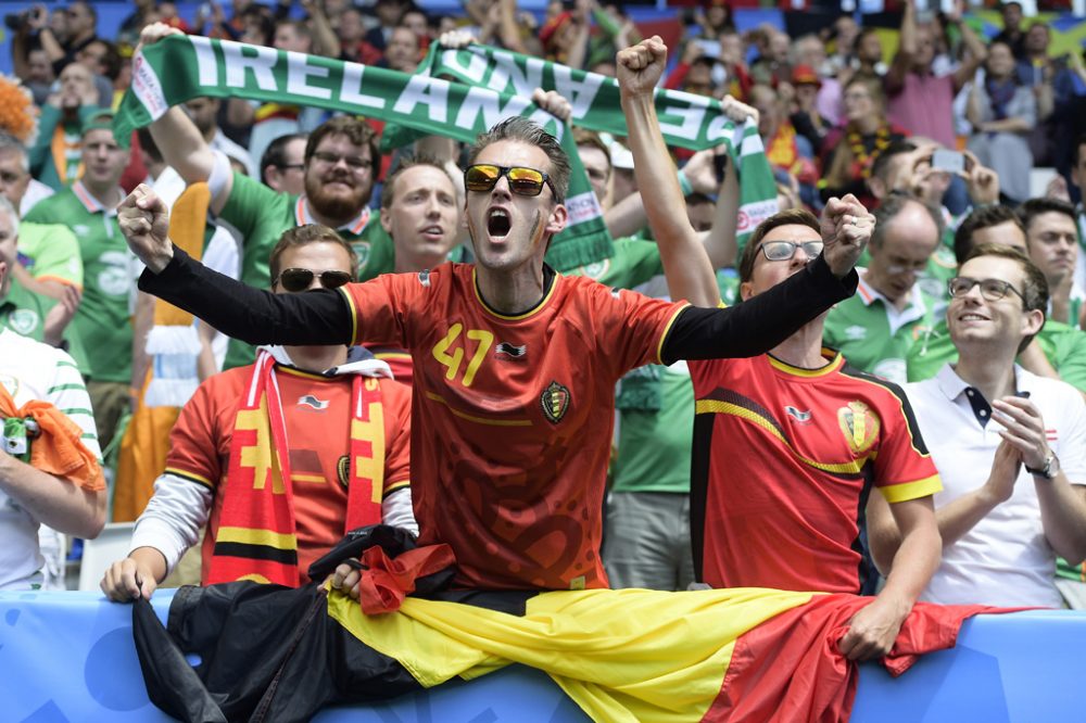 Belgien-Irland: Belgien-Fans freuen sich - Irische Fans im Hintergrund