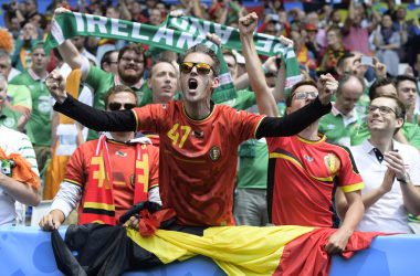 Belgien-Irland: Belgien-Fans freuen sich - Irische Fans im Hintergrund