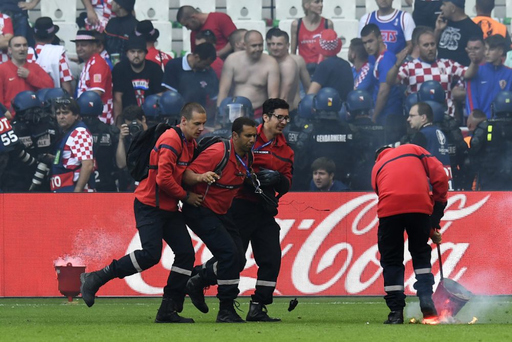 Nach Ausschreitung kroatischer Fans: Feuerwehrleute räumen das Spielfeld in Saint-Etienne auf (17.6.2016)