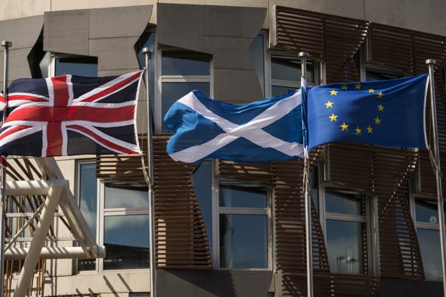 Wie geht es mit Großbritannien, Schottland und der EU weiter? (Flaggen am 27.6.2016 vor dem schottischen Parlament in Edinburgh)
