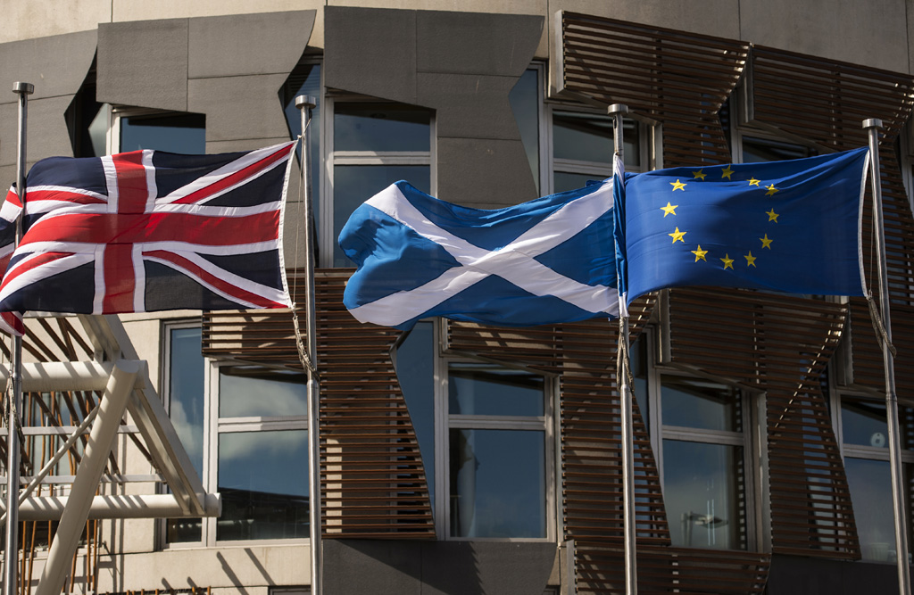 Wie geht es mit Großbritannien, Schottland und der EU weiter? (Flaggen am 27.6.2016 vor dem schottischen Parlament in Edinburgh)
