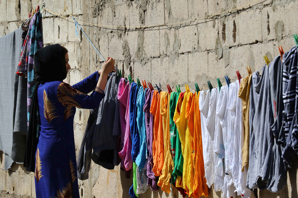 Syrischer Flüchtling beim Wäsche aufhängen im südlibanesischen Al-Aqibiya (6.6.)