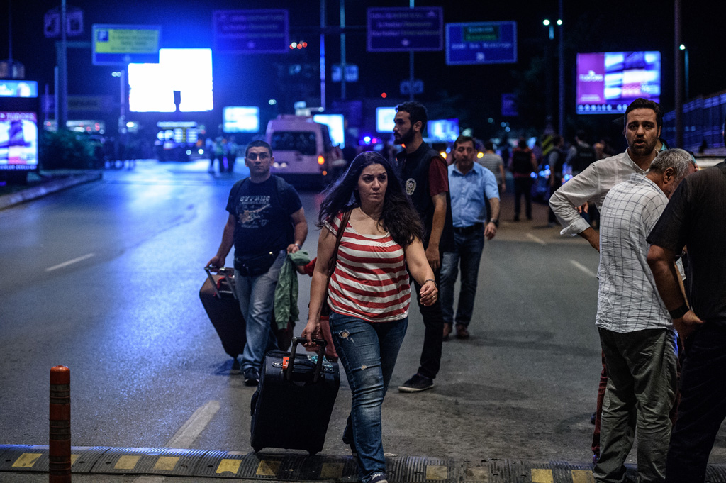 Nach Anschlag: Passagiere verlassen den Istanbuler Atatürk-Flughafen (28.6.2016)